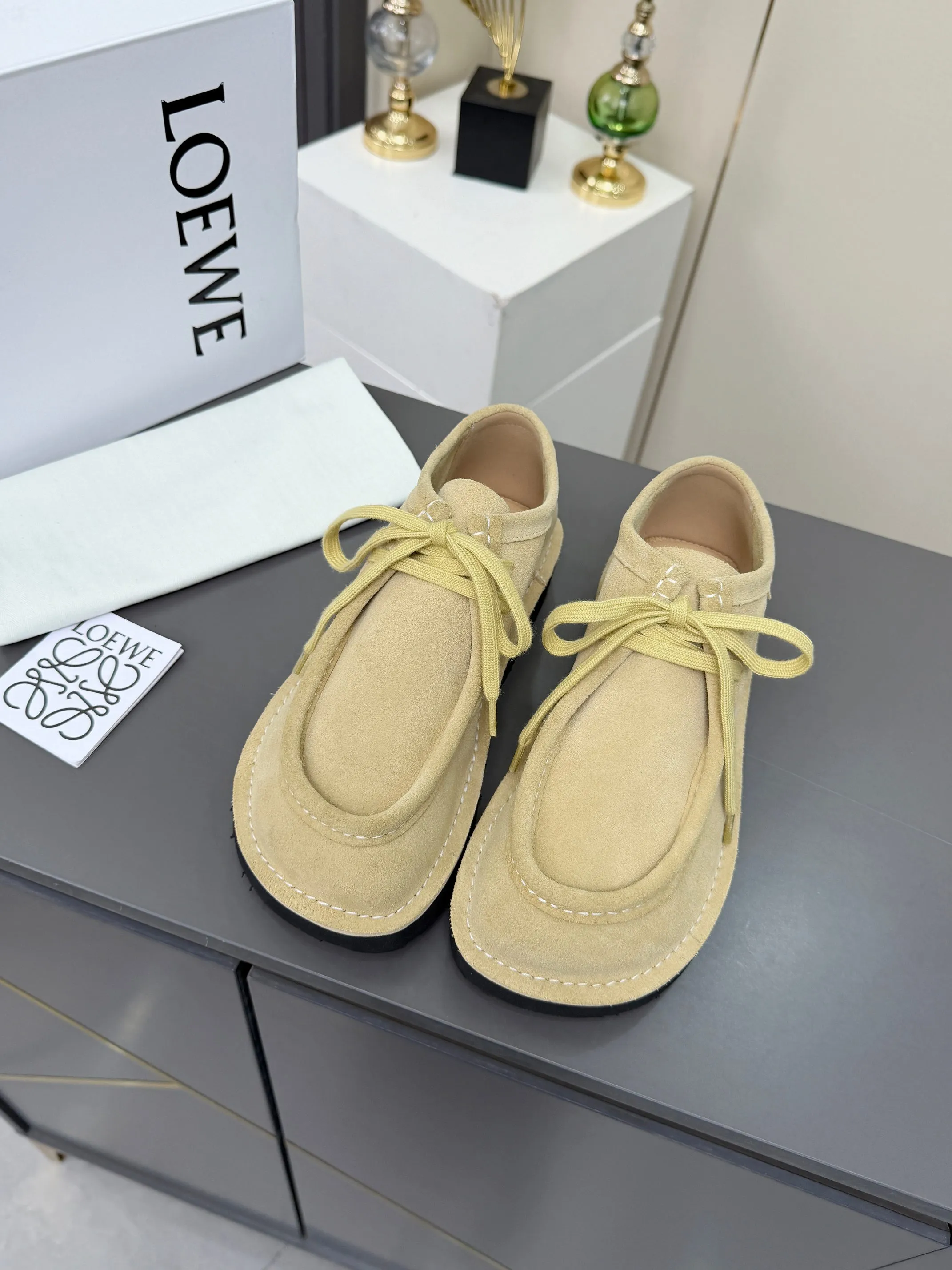 👟👟Ex-factory price 560👟👟 LOEWE·Loewe's latest kangaroo shoes, split cow leather, suede cow leather, thick-soled lace-up casual shoes, lace-up retro British style, from design to texture, allowing you to easily have a high-end luxury wearing experience. The upper is made of imported high-mercerized smooth cow suede. The delicate texture has a natural velvet-like sheen. Every inch exudes low-key sophistication. It is matched with the light-feeling EVA foam outsole. The 3-centimeter heel height is just right. It not only quietly elongates the body shape, but also brings the comfort of walking on the ground! The original version was purchased and developed, and the details are well handled. It is worth owning. It has a unique fashionable and trend-leading style. It is highly recommended to stock up. The shoe style is great, the leather is soft and comfortable, very comfortable on the feet and easy to match. ✦Fabric: imported high mercerized cowhide ✦Lining: no lining ✦Outsole: original EVA foam outsole ✦Number of sizes: women's size: 35#-40# (TT)
